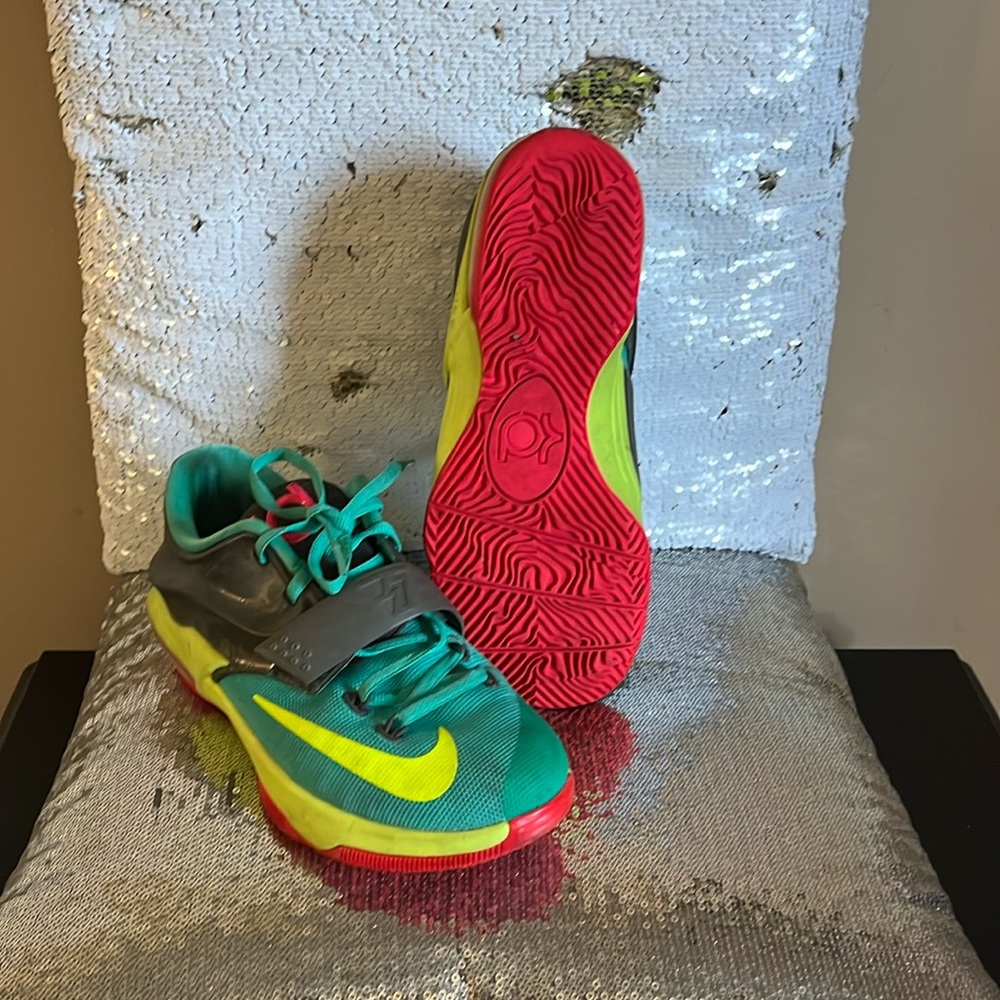 NIKE KD 6” SIZE 4. GENTLY WORN. UNISEX